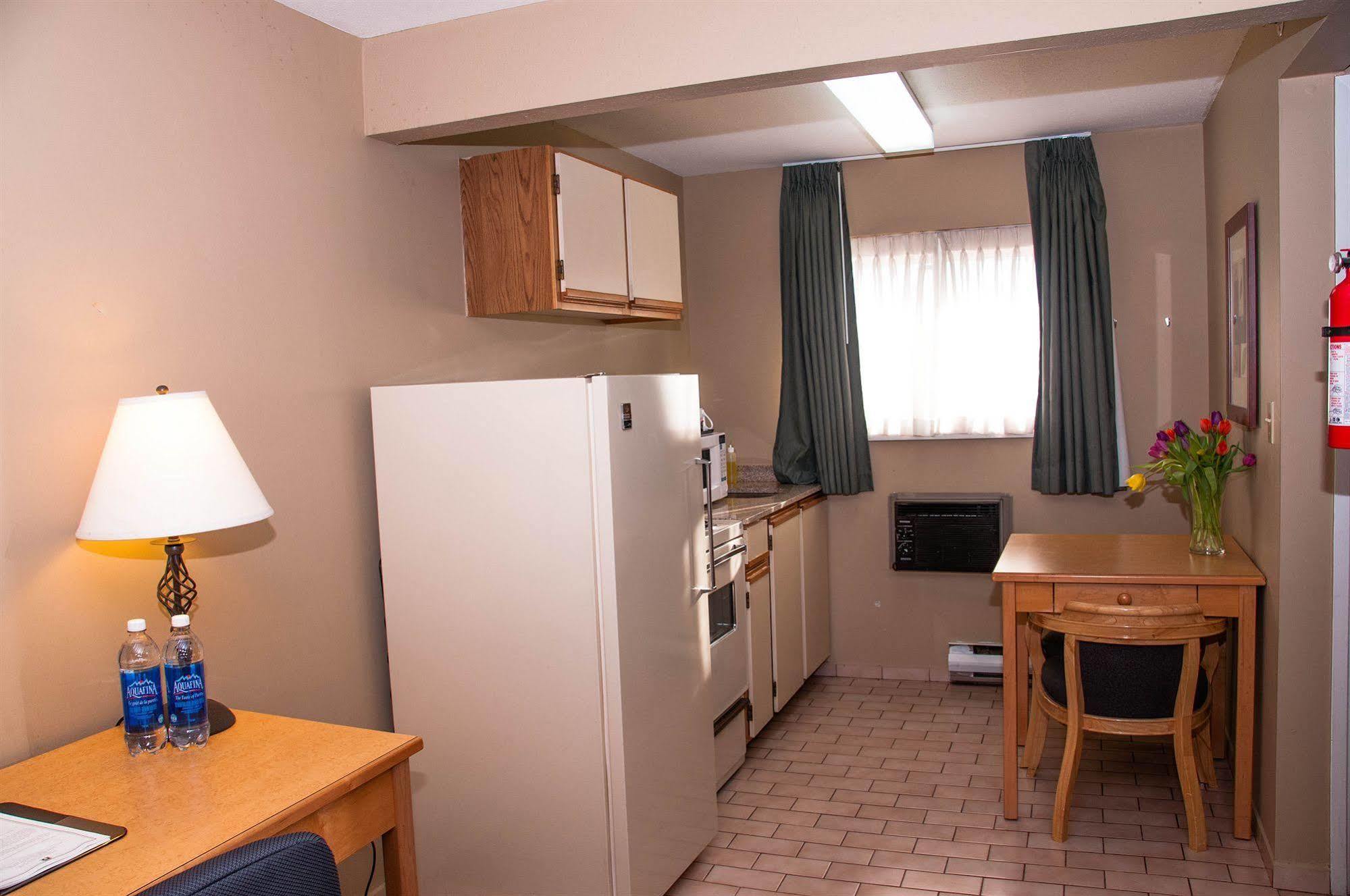 Econo Lodge Inn & Suites West Vancouver Exterior foto